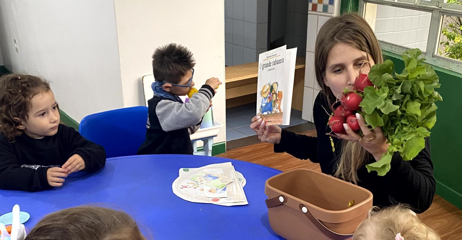 Explorando a literatura infantil: Kindergarten 2A vivencia a história “O Grande Rabanete” 