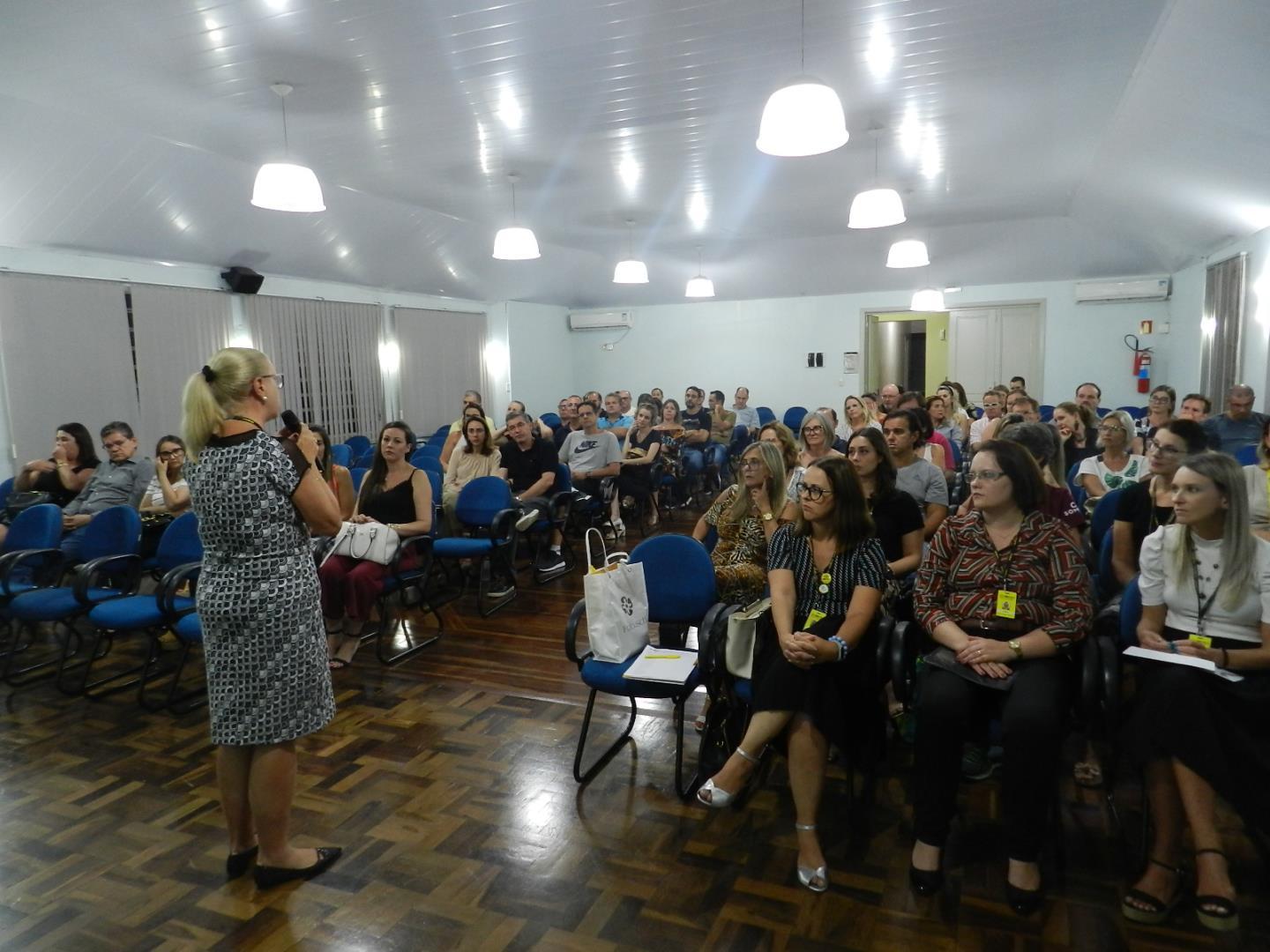 Familiares de estudantes dos 7°s anos do Ensino Fundamental participam de reunião de acolhimento