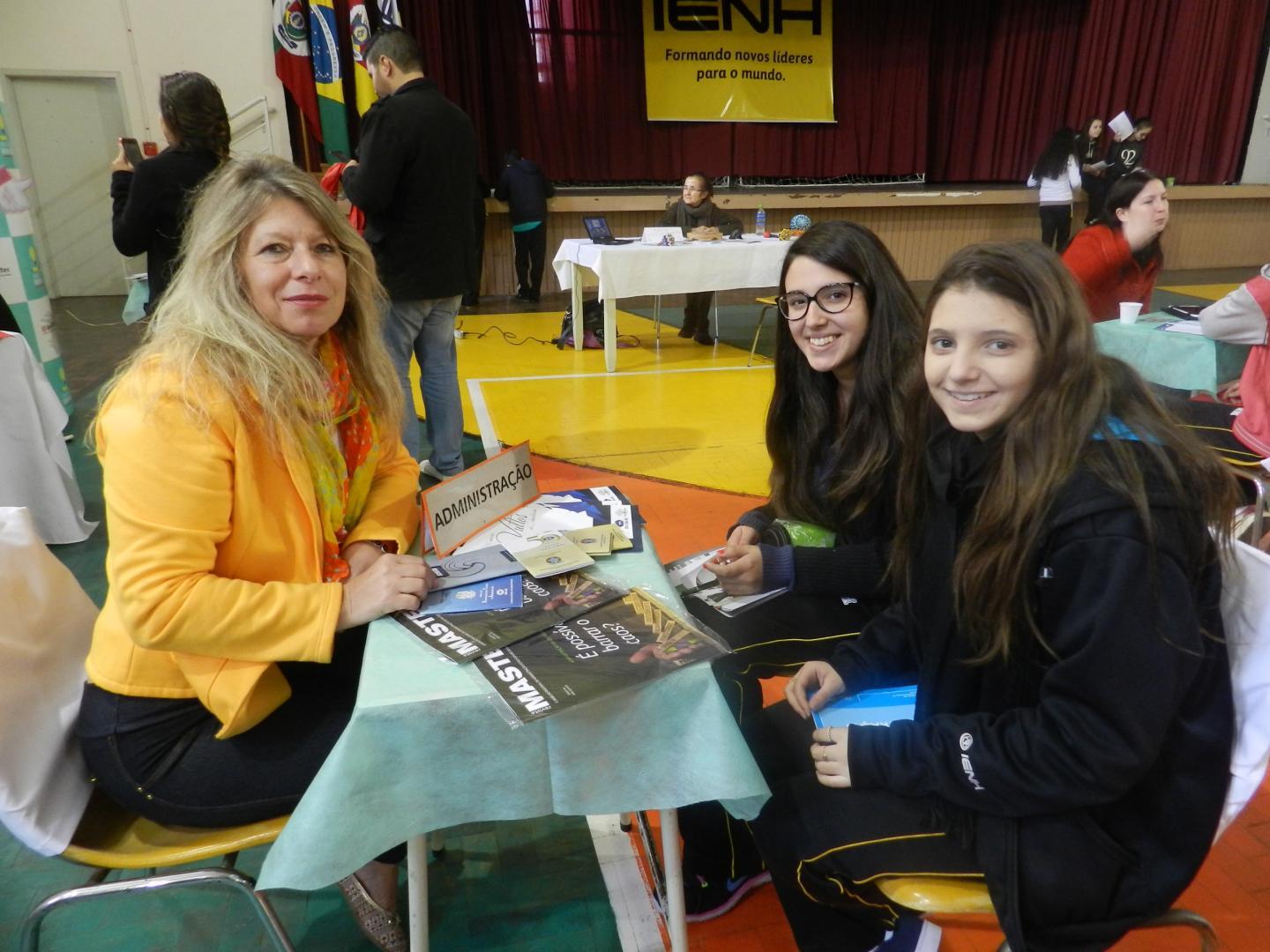 Feira de Profissões auxilia alunos na escolha profissional