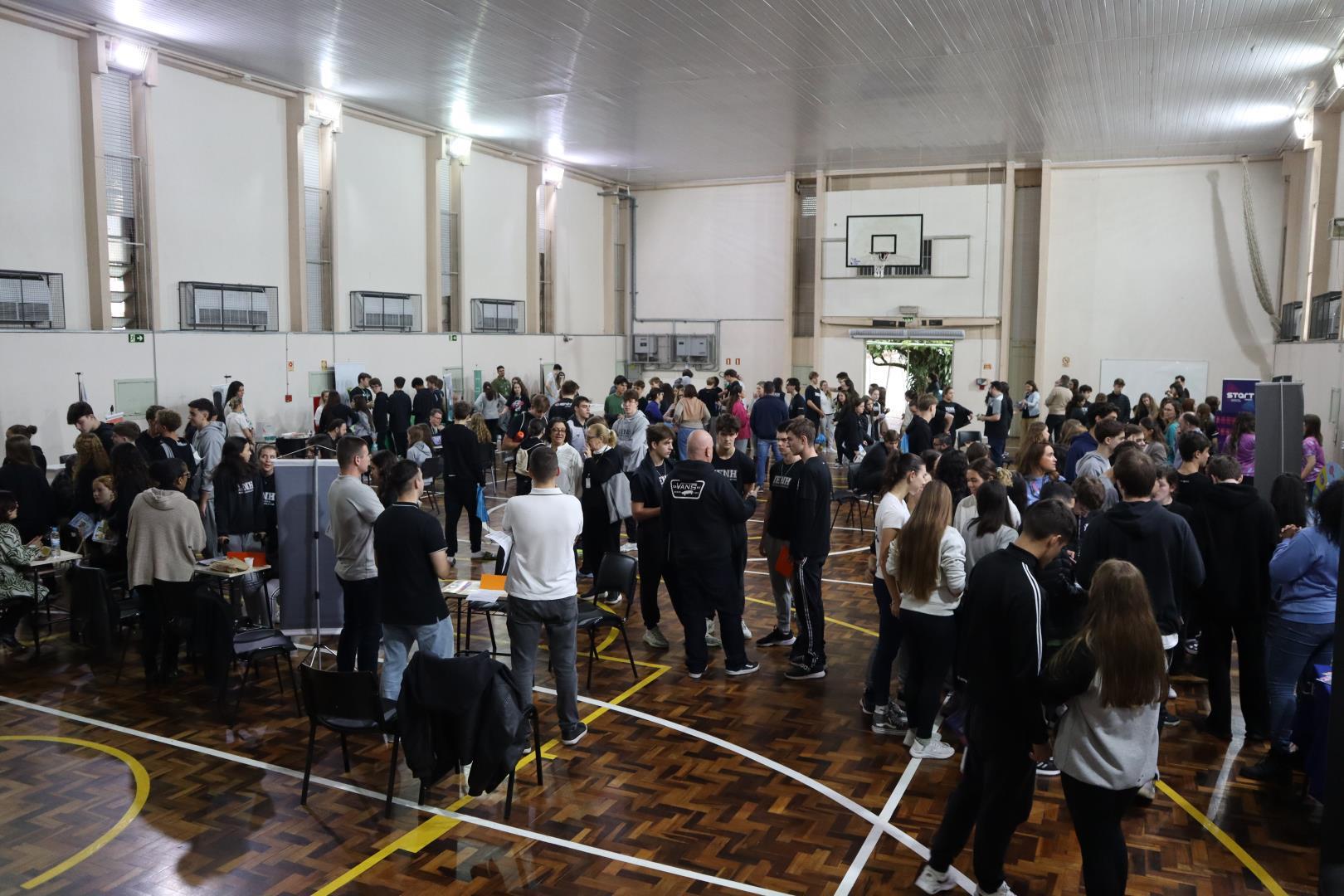 Feira de Profissões da IENH conecta estudantes ao futuro profissional