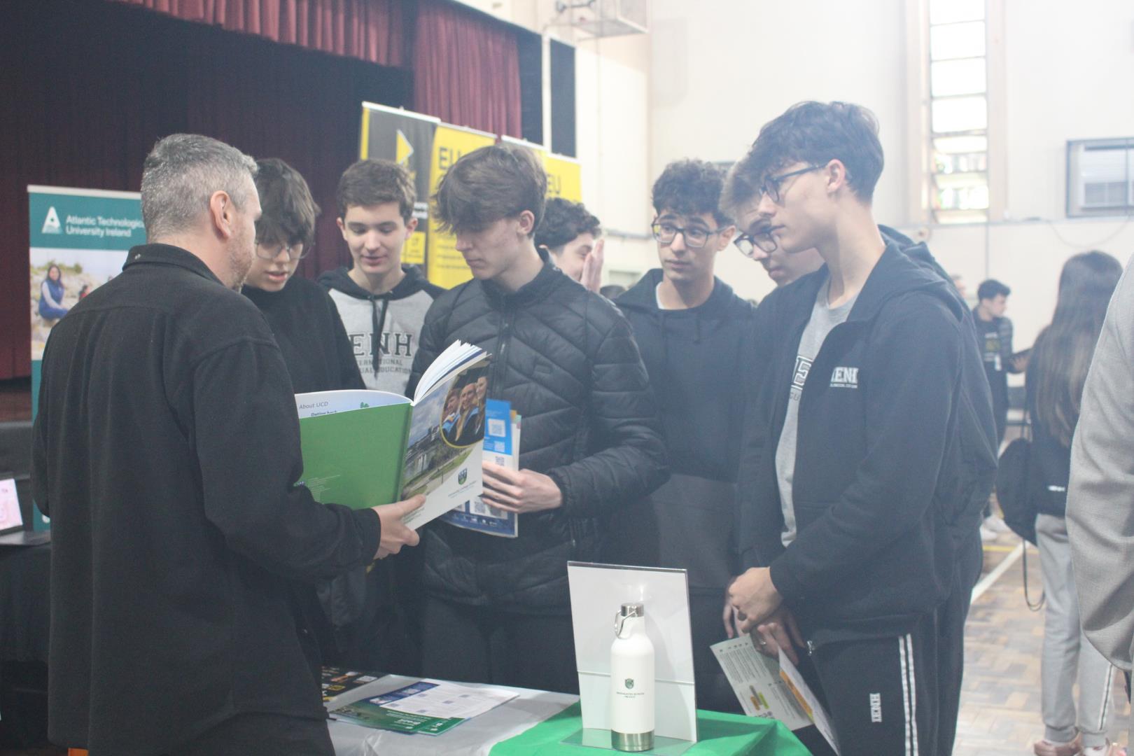 Feira Internacional aproxima estudantes da IENH de universidades no Exterior