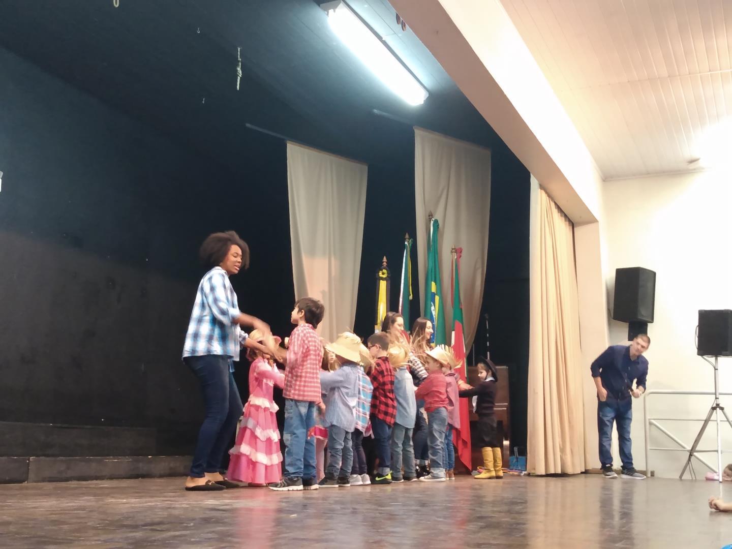 Festa Junina da Unidade Oswaldo Cruz ocorre com apresentações e fogueira