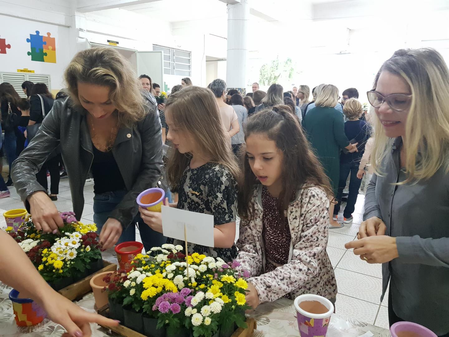 Flores e experiências na homenagem ao Dia das Mães da Unidade Oswaldo Cruz 