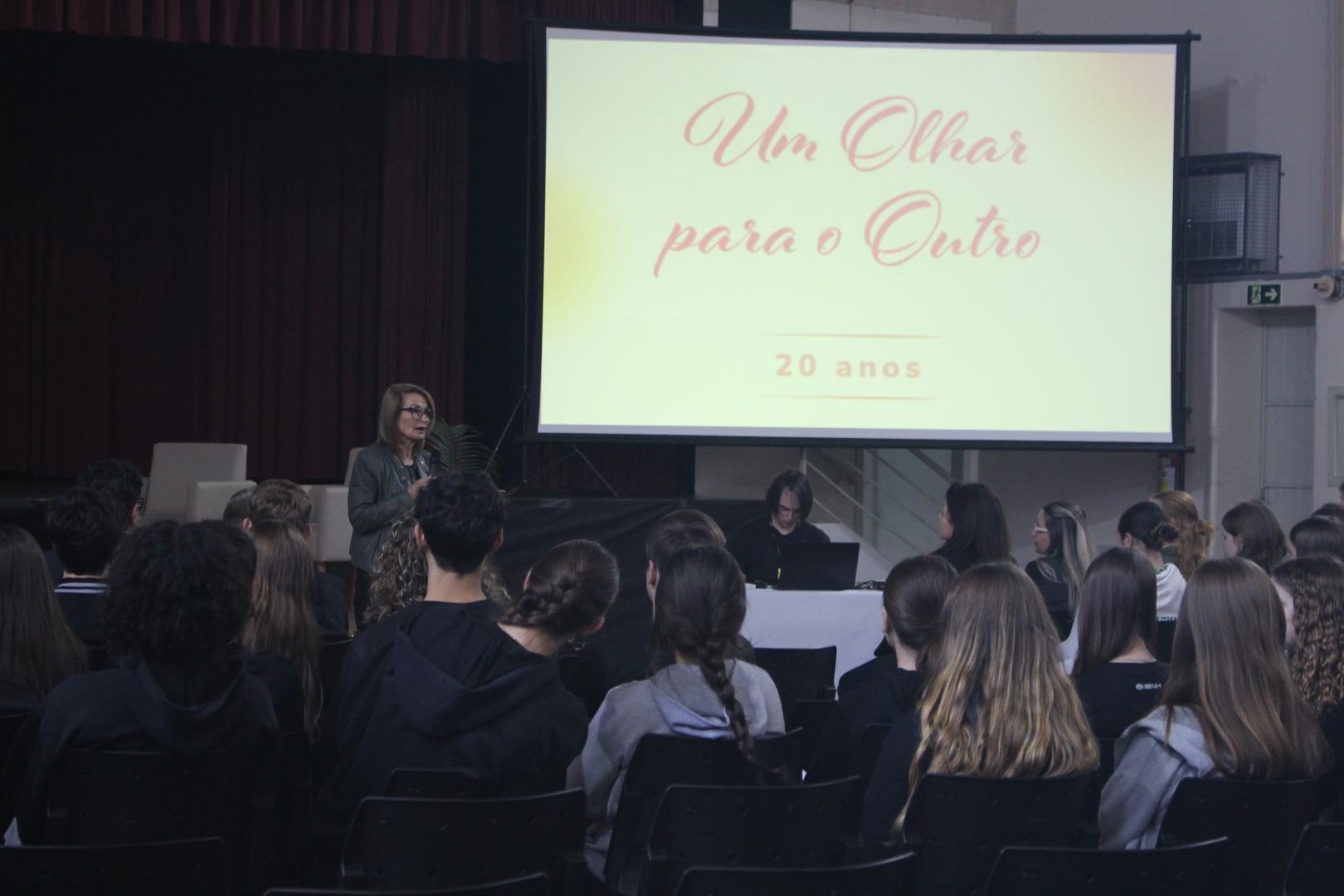 Fórum Social reúne comunidade escolar em dia de homenagens e apresentações
