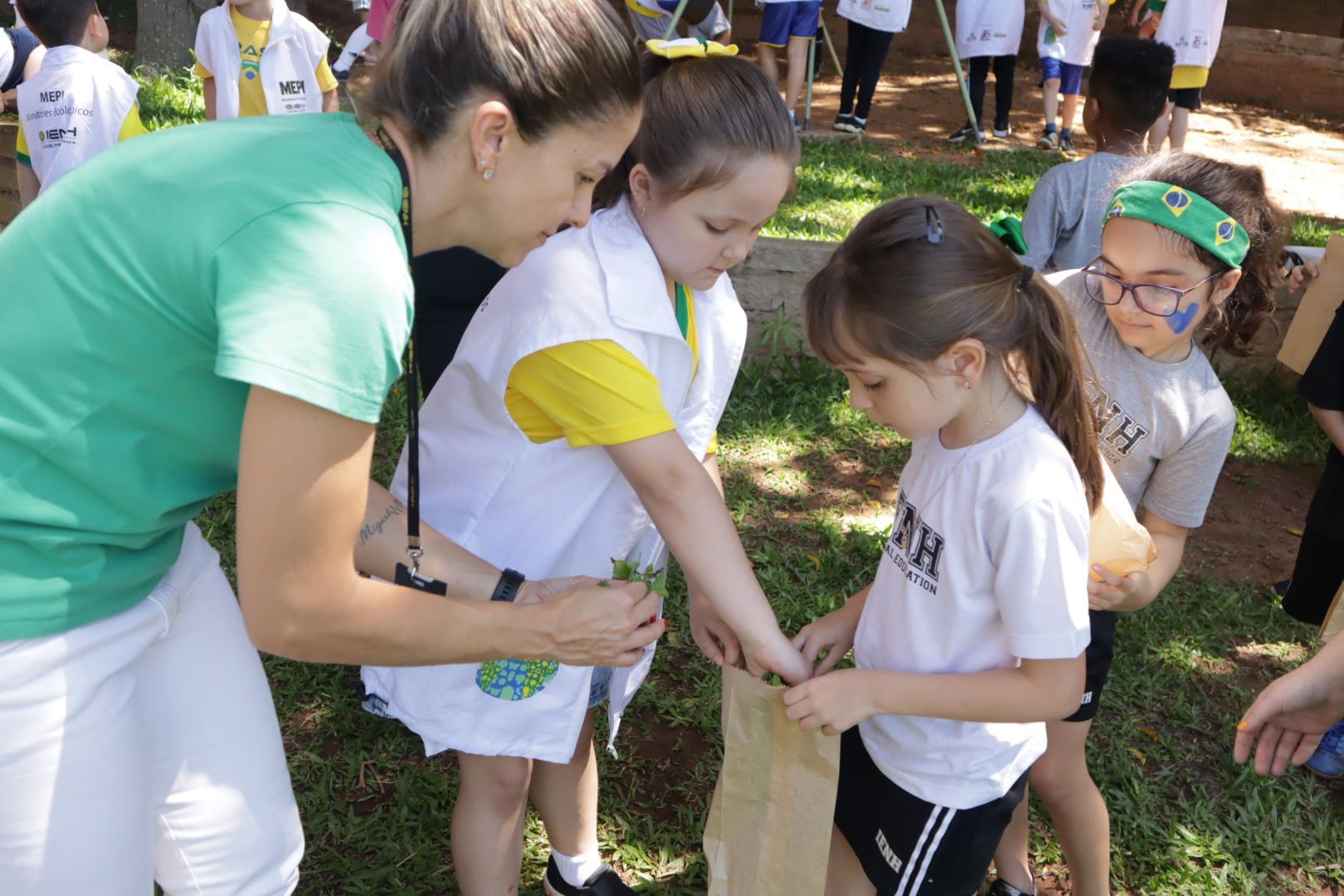 Futuros Monitores Ecológicos da Unidade Pindorama recebem a horta escolar dos 2°s anos