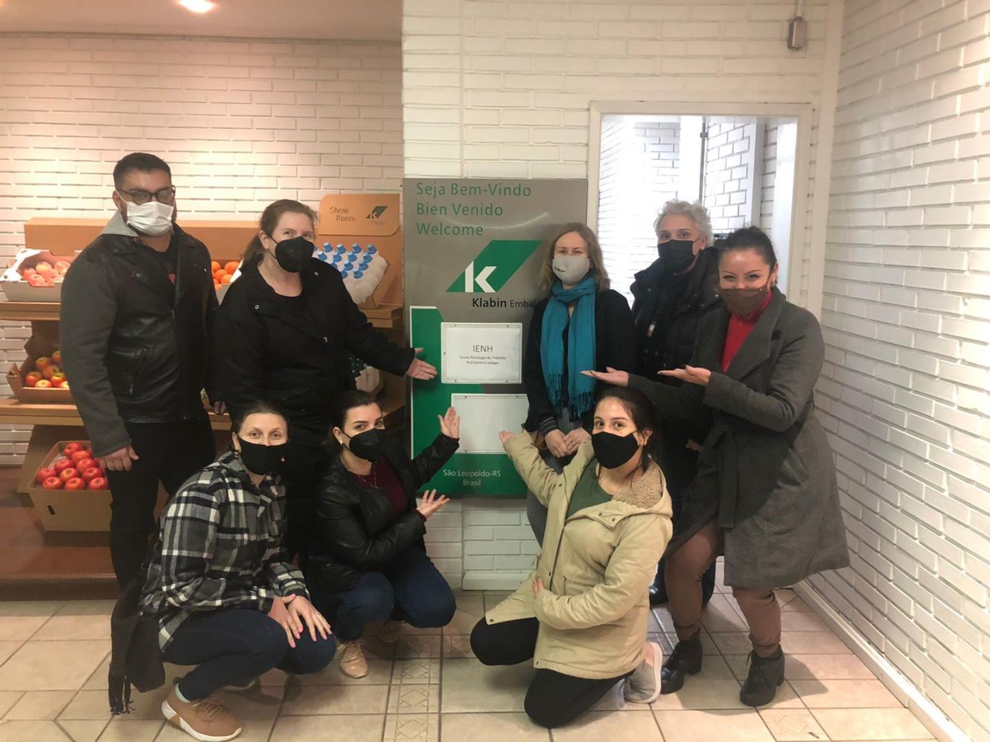 Grupo de alunas do Curso de Psicologia da Faculdade IENH na empresa Klabin