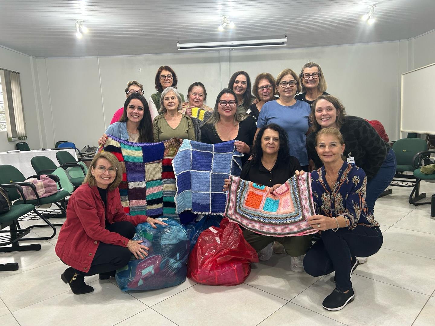 Grupo Ellos da IENH entrega 1 101 agasalhos para instituições parceiras 