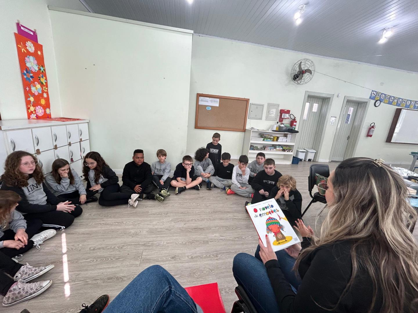 Hora do Conto encanta estudantes do Year 4 da Unidade Pindorama com o livro O Novelo das Emoções