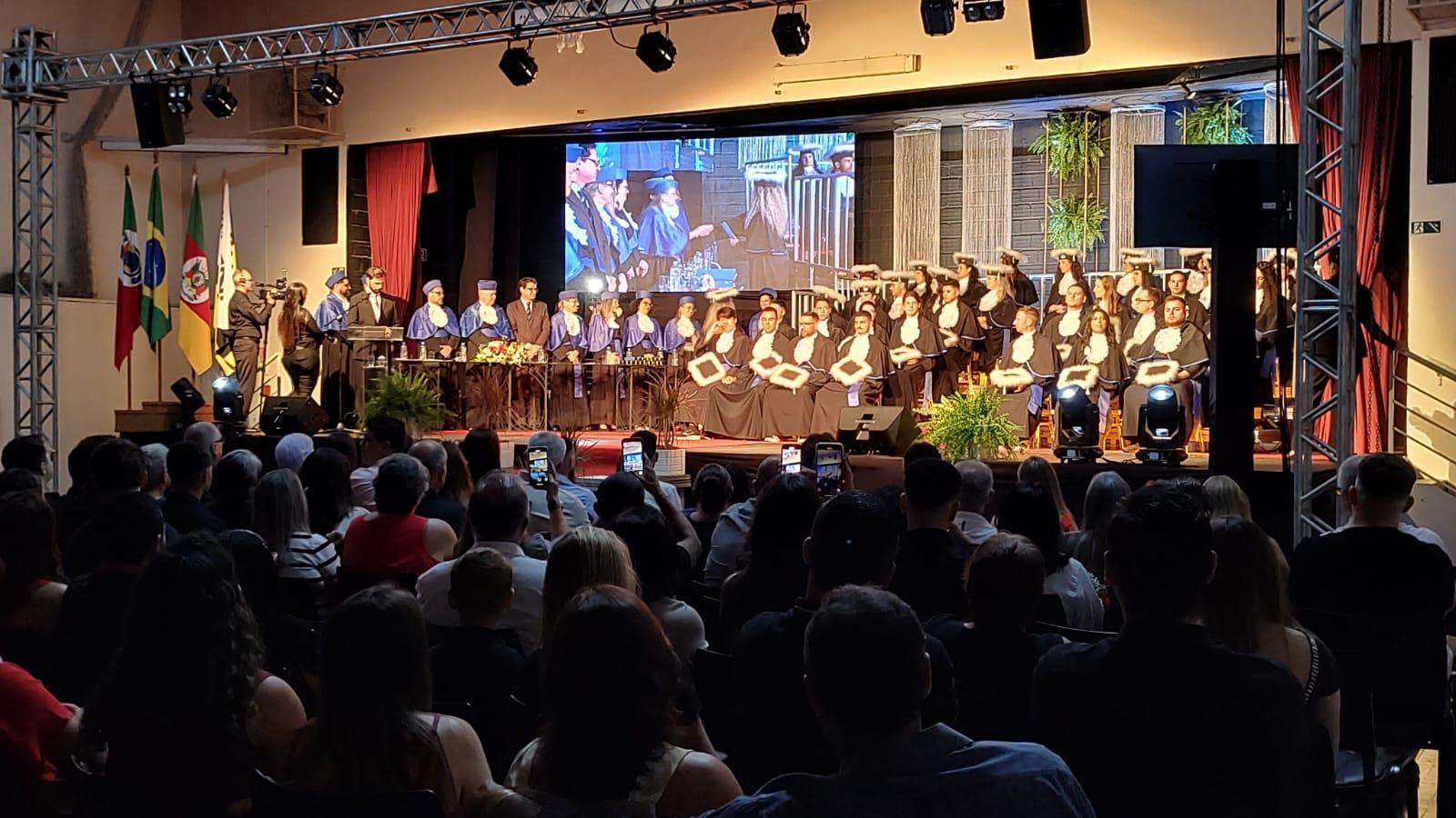 IENH celebra a formatura dos Cursos Técnicos com noite de homenagens e emoção