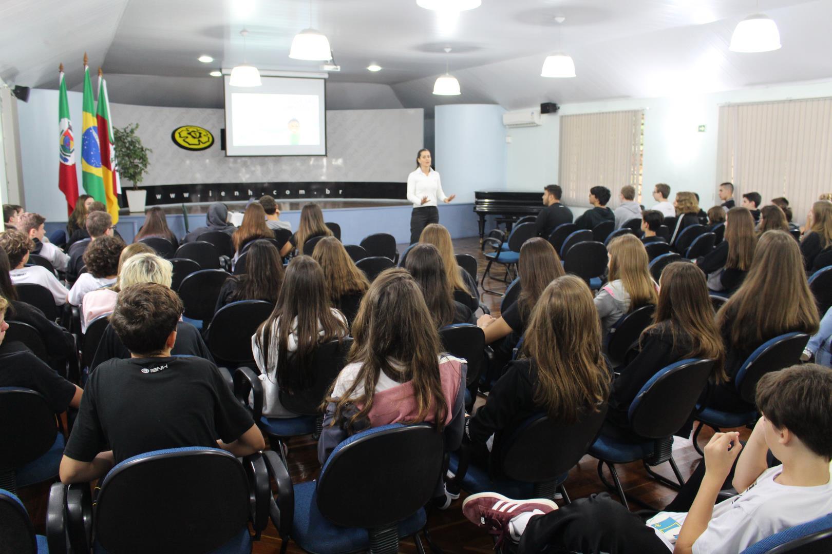 Impostos são discutidos em palestra para alunos da Unidade Fundação Evangélica