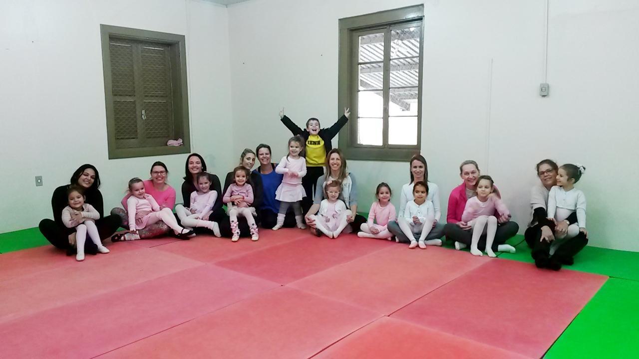 Integrando mães e filhos nas aulas de Balé e Dança Contemporânea