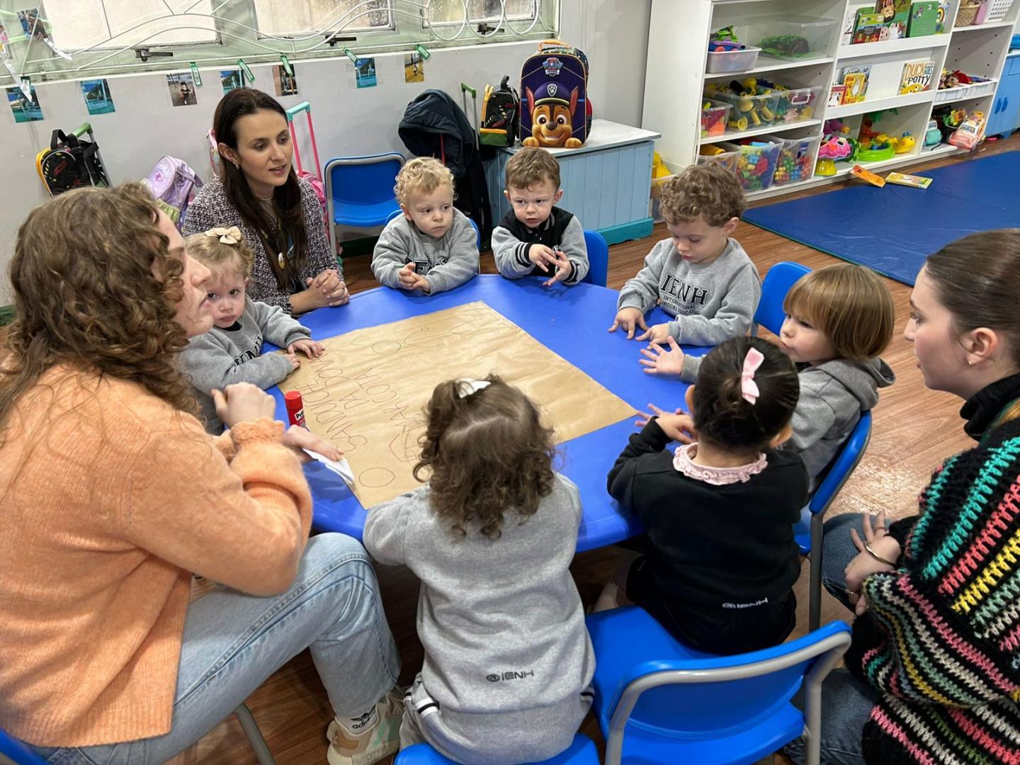 Kindergarten 2B da Unidade Pindorama recebe visita especial de ex-aluna da IENH   