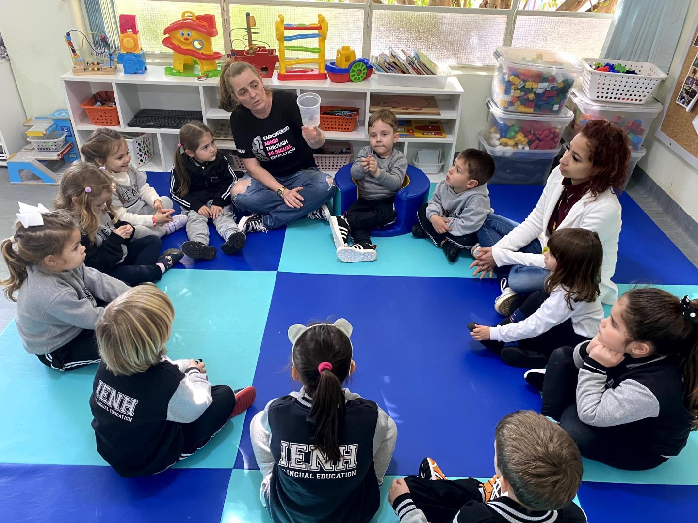 Kindergarten 3 da Unidade Oswaldo Cruz investiga o mundo das aranhas utilizando uma lupa 