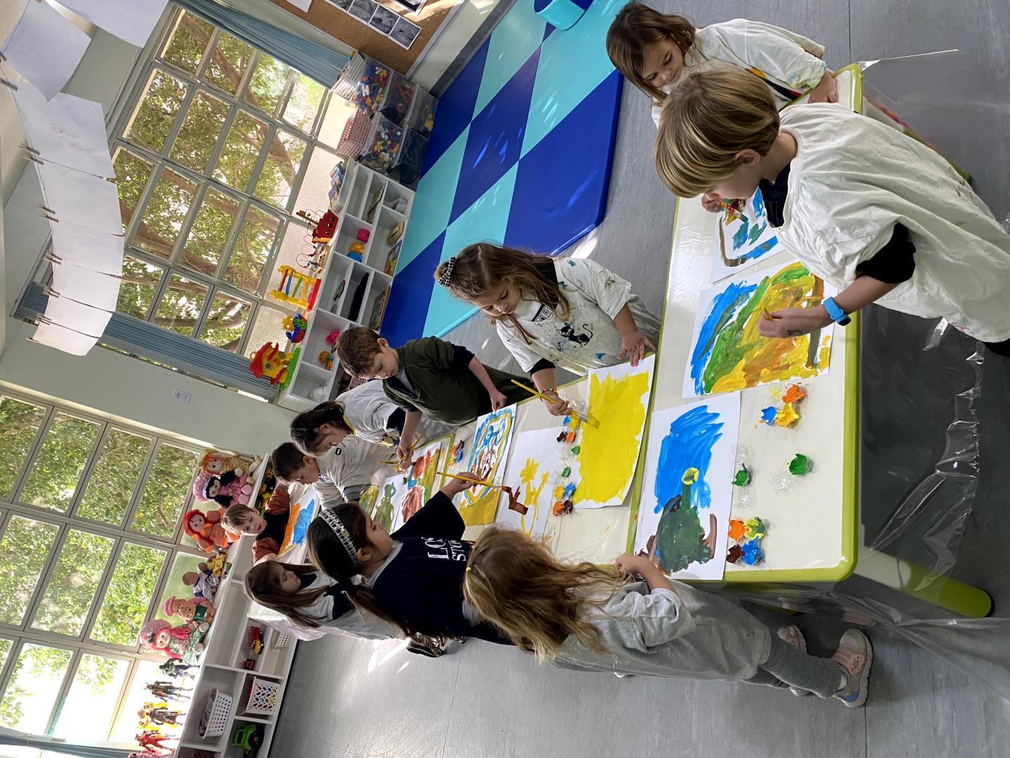 Kindergarten 3 da Unidade Oswaldo Cruz planta girassóis e aprende sobre polinização