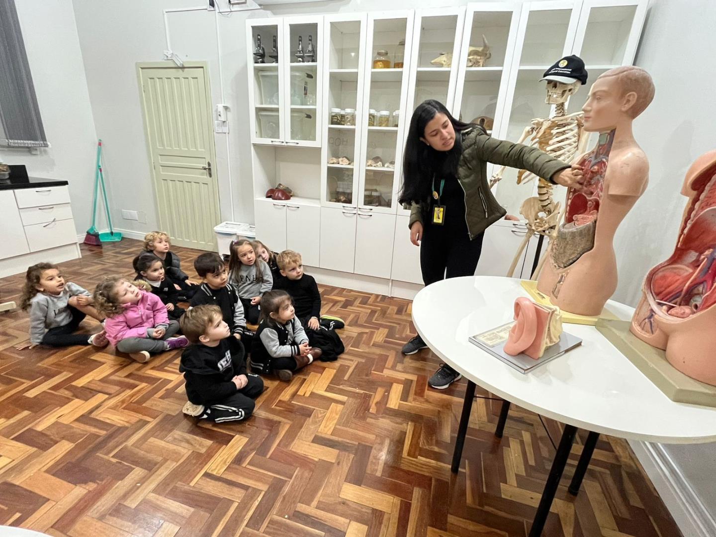 Kindergarten 3B da Unidade Pindorama explora o Laboratório de Ciências 