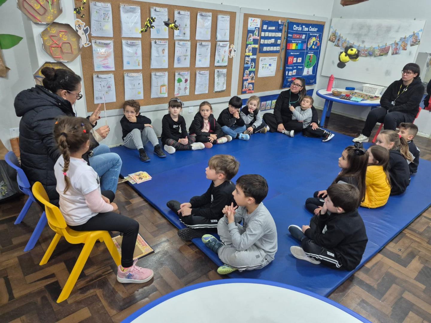 Kindergarten 5C da Unidade Oswaldo Cruz vivencia contação de história e oficina criativa 