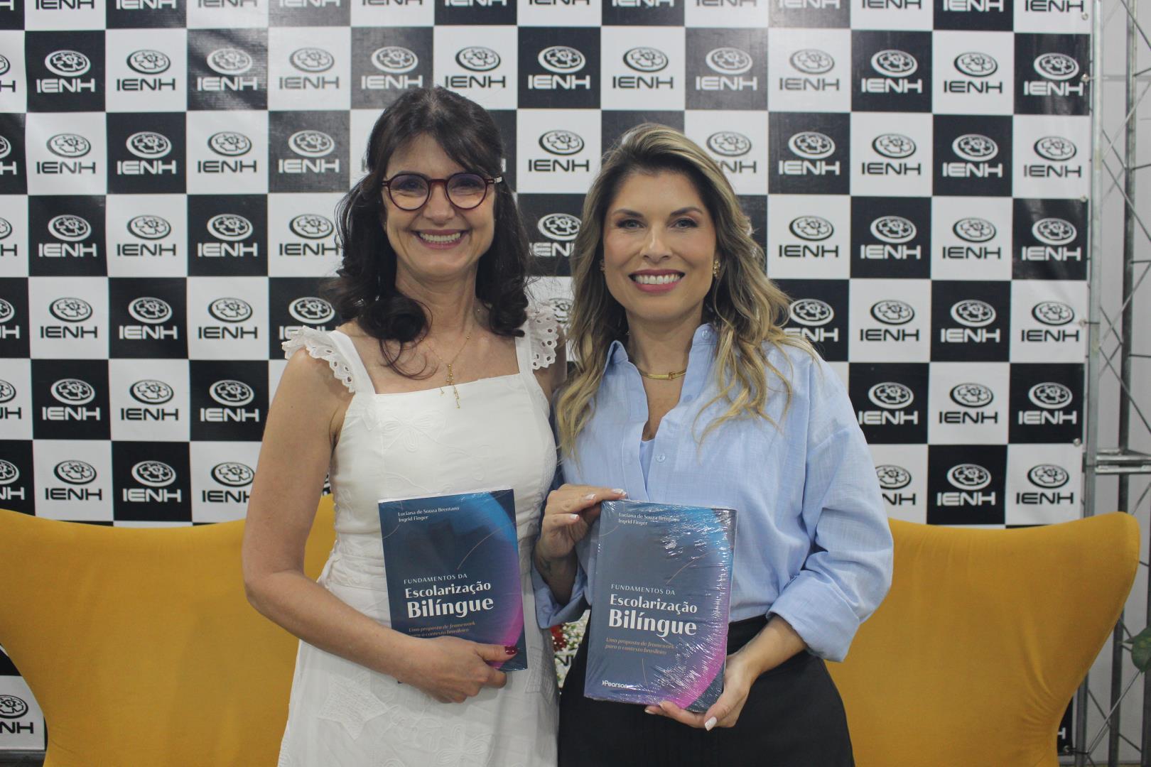 Lançamento do primeiro livro brasileiro sobre escolarização bilíngue ocorre na IENH