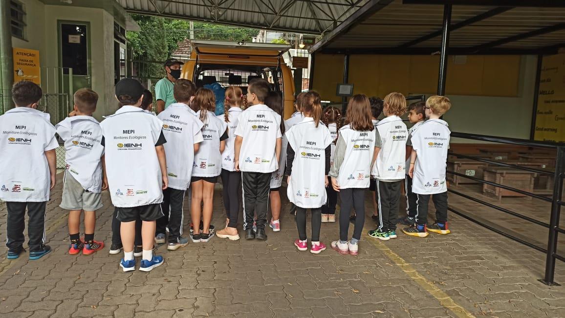 Mais de 150 kg de tampinhas são entregues à AMO pelos Monitores Ecológicos da Unidade Pindorama