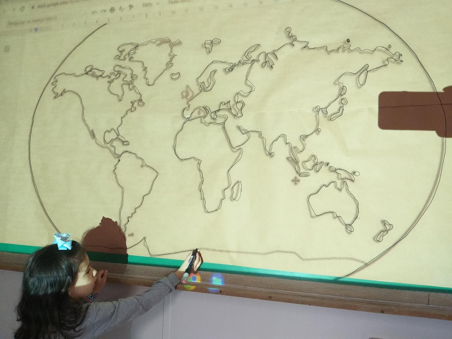 Mapa-múndi em diferentes formatos é reproduzido pela turma do Nível 5C da Unidade Pindorama