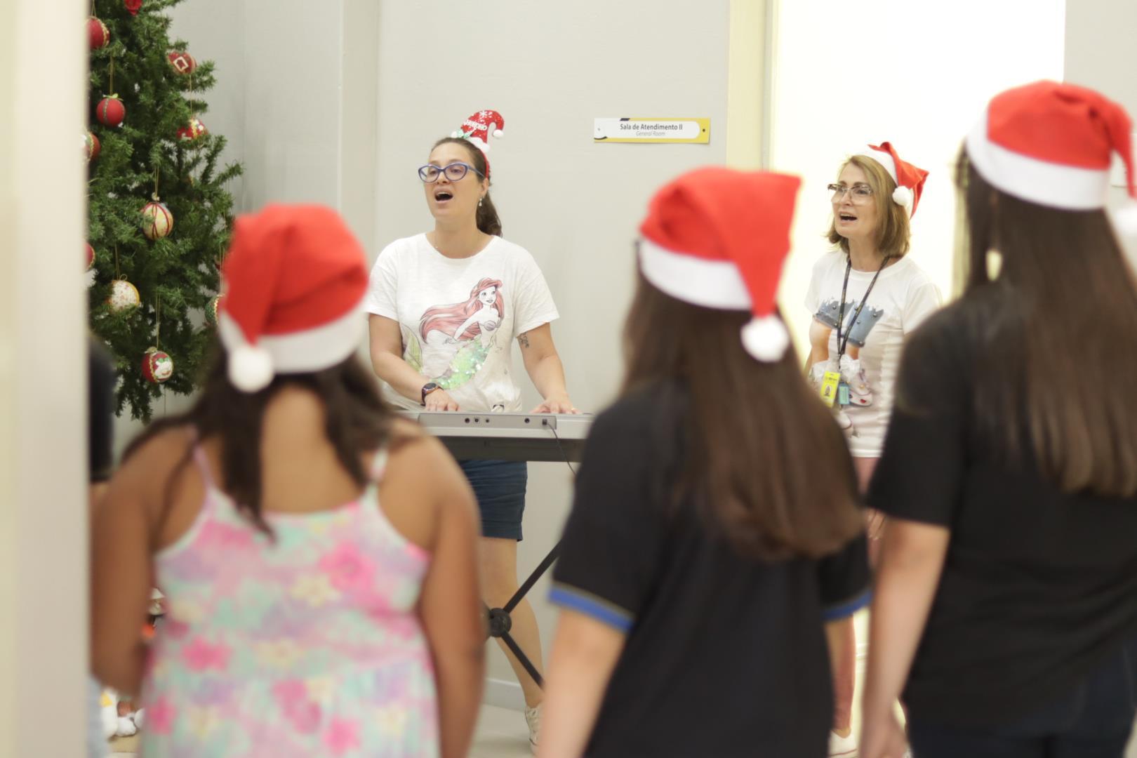 Meninas do Arte em Movimento preenchem os espaços da Unidade Fundação Evangélica com música