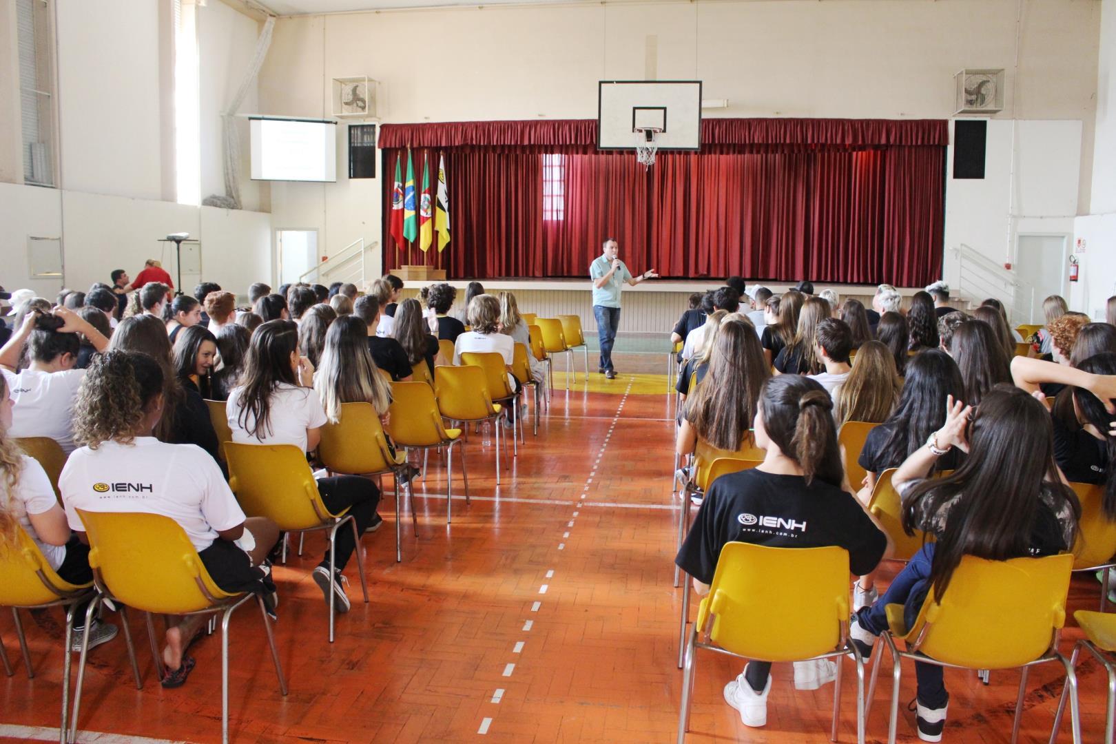 Momento cívico em comemoração ao aniversário de Novo Hamburgo