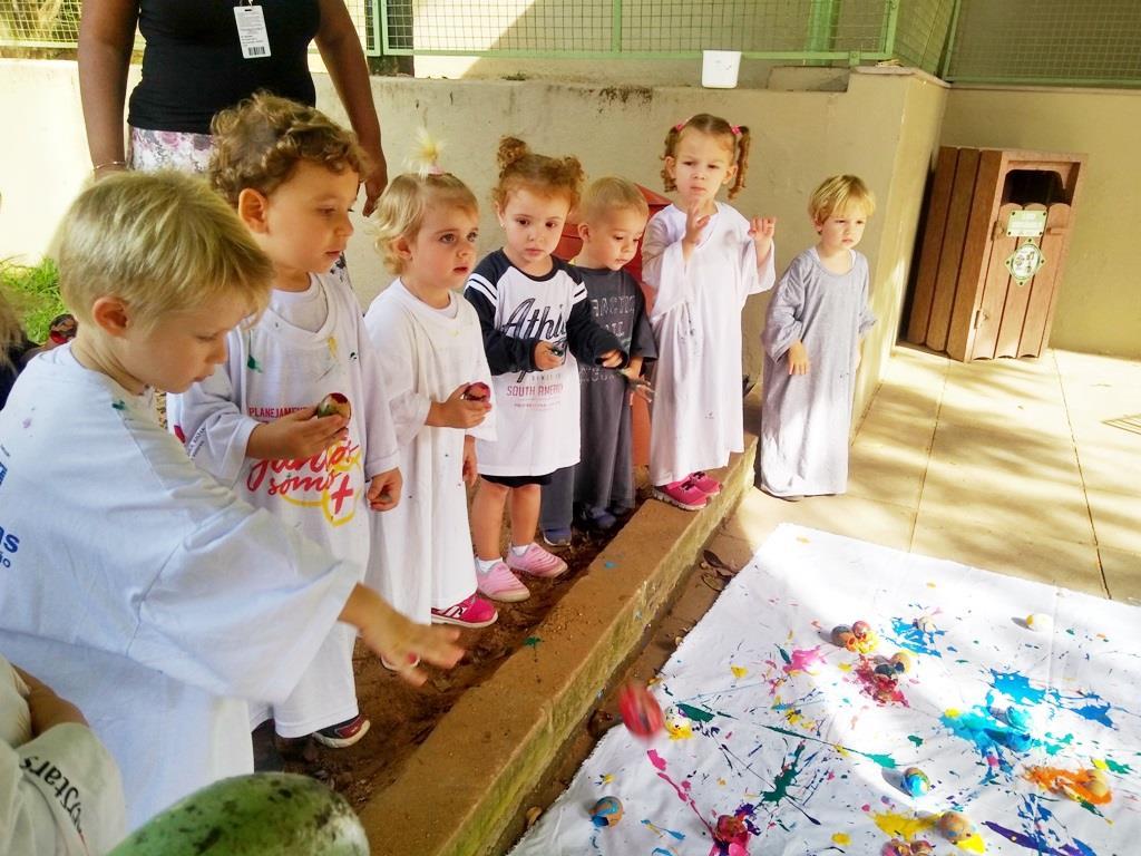 Nível 2C realiza pintura coletiva com casquinhas de ovos no Pátio Florestinha