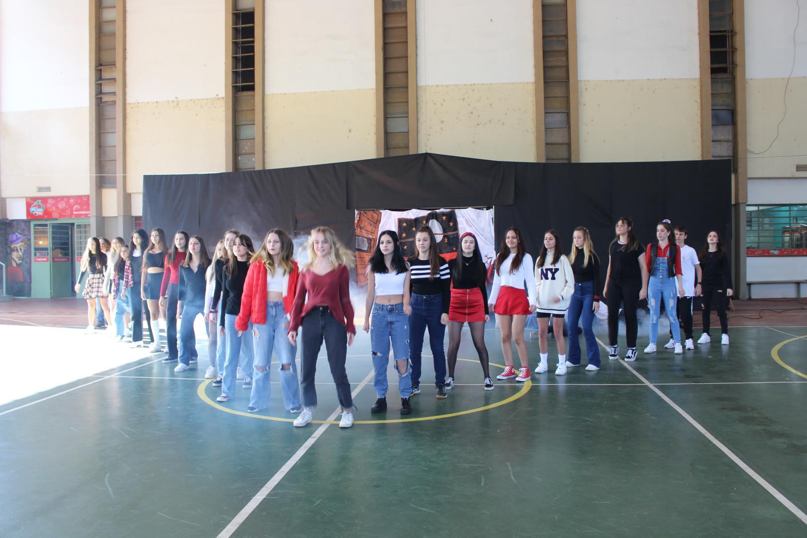 Nos embalos das décadas, alunos da Unidade Fundação Evangélica se apresentam no Dança nas Quadras