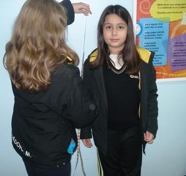 Estudantes aprendem sobre medidas a partir de fita métrica