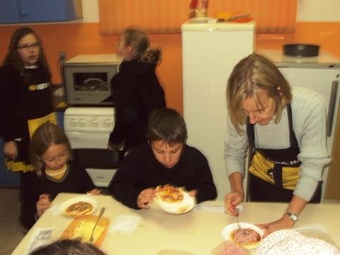 Estudantes se divertem com a produção de pizzas