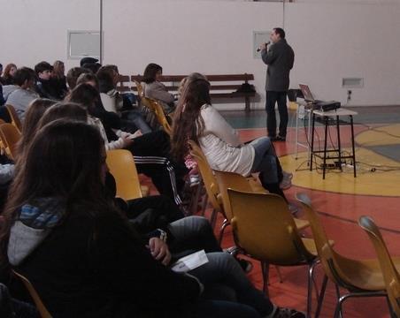 Estudantes assistem palestra sobre participação em feiras e mostras