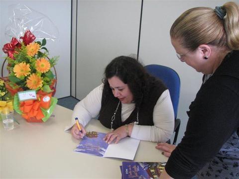 Professora da IENH lança livro infantil