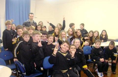 Repórter da RBS TV conversa com alunos da IENH