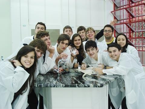 Alunos realizam atividade prática no Laboratório de Química