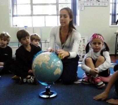 Crianças aprendem curiosidades sobre escolas em torno do mundo