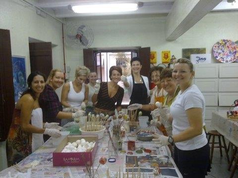 Pais entregam lembranças de Páscoa para estudantes