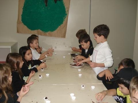 Aula de culinária incentiva cooperação entre alunos