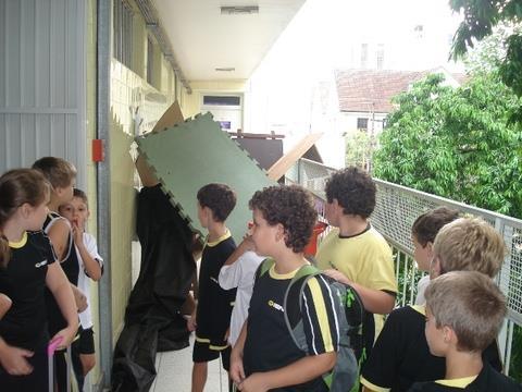 Estudantes trabalham em conjunto para superar obstáculos