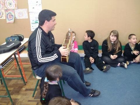 Roda de violão diverte alunos