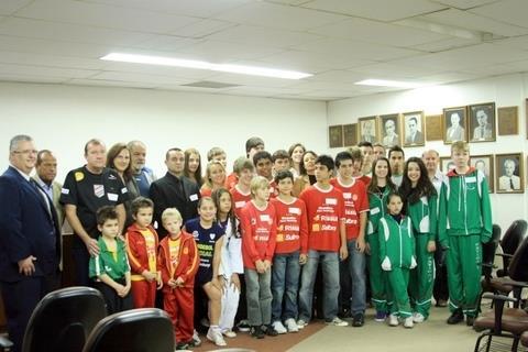 Atletas da IENH são homenageados com o Mérito Esportivo