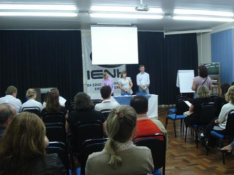 Professores, pais e alunos se encontram em reunião