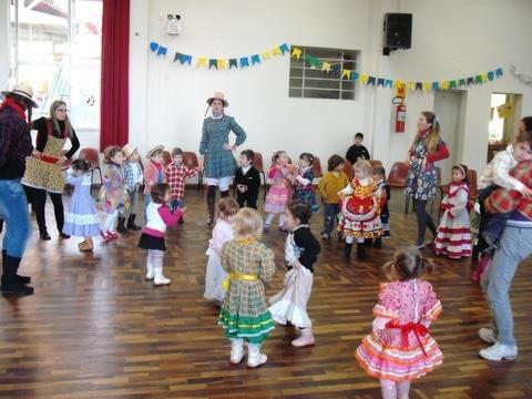 Educação Infantil da Unidade Oswaldo Cruz se diverte em Festa Junina