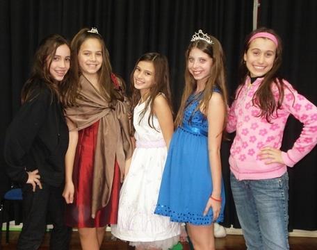 Alunos da 6ª série do Currículo Bilíngue criam esquetes teatrais