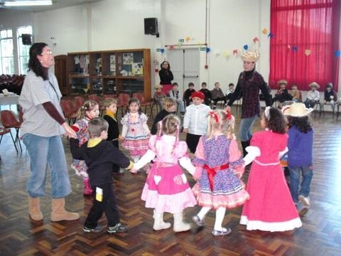 Educação Infantil da Unidade Oswaldo Cruz se divertem em Festa Junina