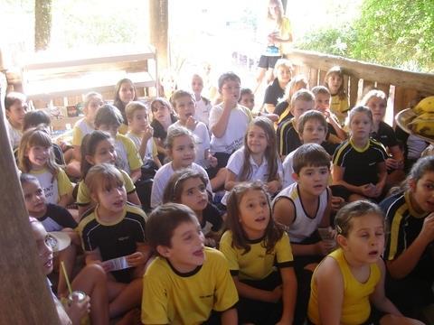 Alunos escutam histórias durante o intervalo