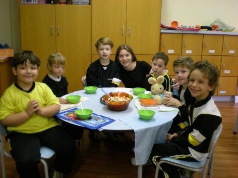 Turma N5A prepara Salada de Frutas