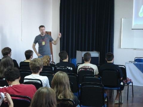 Alunos da IENH estudam as teorias da origem do homem