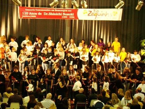Alunos de Violino e Violoncelo da IENH participam de Concerto em Homenagem ao Dr. Suzuki