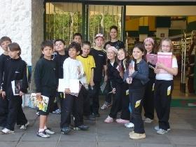 Alunos da 3ª série fazem visita de estudos em supermercado