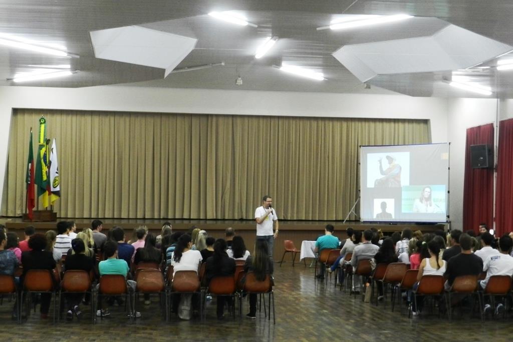 Momento de reflexão para alunos dos Cursos Técnicos