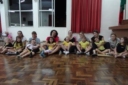 Mães participam de aula de Ballet com suas filhas